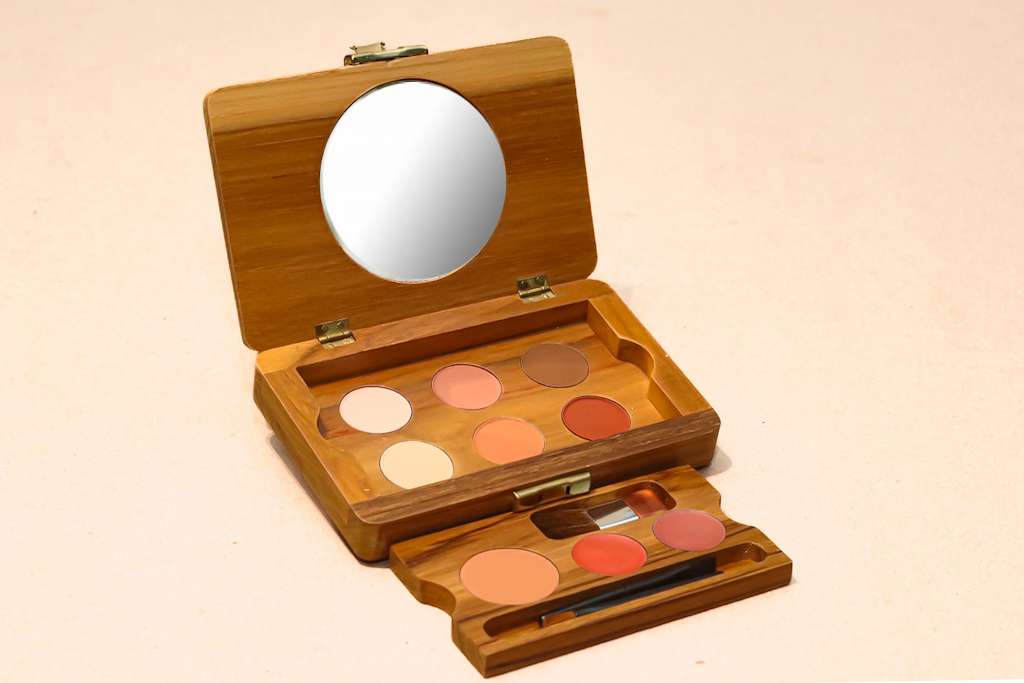 Opción 4: Paleta combinada que contiene 6 sombras, 2 labiales, 1 rubor, brocha para rubor y pincel para labial y sombras. Elige entre 6 sombras, 2 labiales y 1 rubor en las opciones disponibles en el catálogo de colores Valor: $210.000