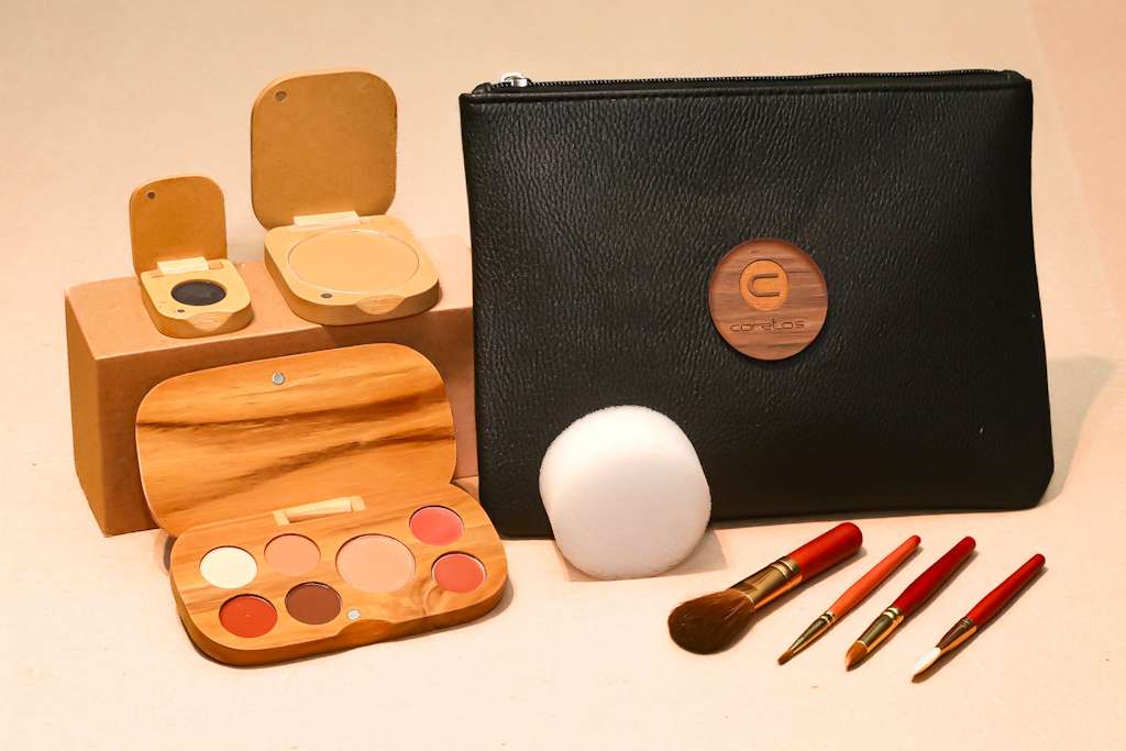 Opción 2: Paleta combinada que contiene 6 sombras, 2 labiales, 1 rubor, brocha para rubor y pincel para labial y sombras. Elige entre 6 sombras, 2 labiales y 1 rubor en las opciones disponibles en el catálogo de colores Valor: $235.000