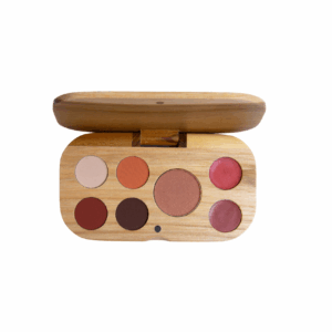Paleta combinada que contiene 4 sombras compactas tonos tierra, 1 rubor y 2 labiales